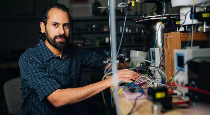 OSU Cascades Faculty Bahman Abassi in his lab